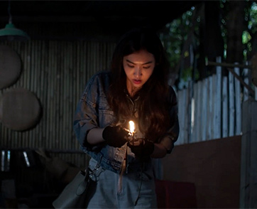 “นีน” สุดแค้นย่องจุดไฟเผาบ้าน “มุก” หวังให้วอดวายแบบไม่แคร์ในซีรีส์ “ฟางเล่นไฟ”